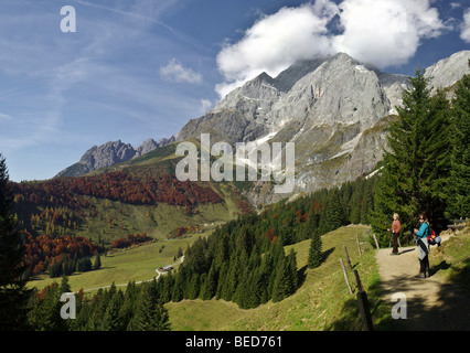 Escursioni in montagna in autunno, sentiero escursionistico con gli escursionisti, sulle Alpi di Berchtesgaden, Alpi Hochkoenig Mountain, Salisburgo, Austria, Foto Stock