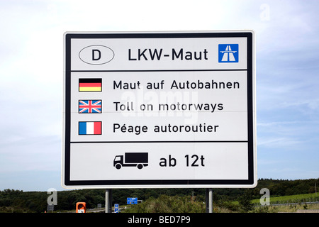 Scheda Informazioni sulla E29 autostrada, indicante il pedaggio per i mezzi pesanti sulle autostrade tedesche, al confine Germany-Luxembourg ne Foto Stock