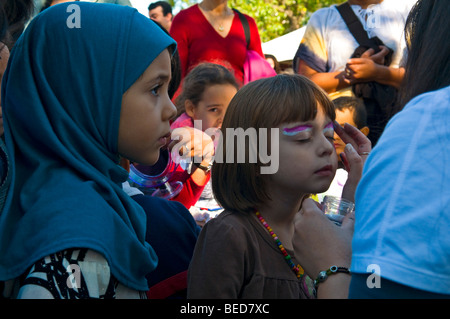 Fiera di strada i bambini di ottenere il make-up sulle loro facce, Montreal Canada Foto Stock