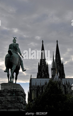 Statua equestre di Kaiser Wilhelm II sul ponte Hohenzollernbruecke, di fronte la Cattedrale di Colonia, di Colonia Nord Reno-W Foto Stock