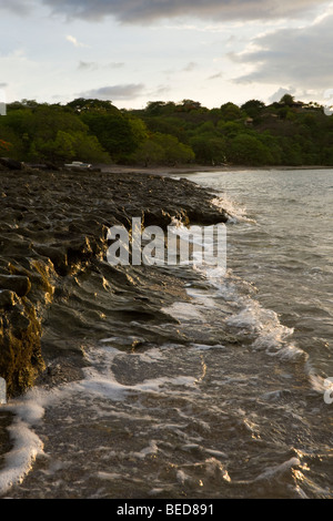 La costa del Pacifico incontra la costa vulcanica al tramonto in Playa Ocotal e nella provincia di Guanacaste in Costa Rica. Foto Stock