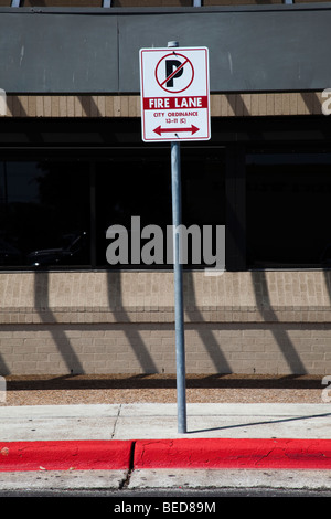 Fire lane segno con nessun parcheggio e la linea rossa sul marciapiede Houston Texas USA Foto Stock