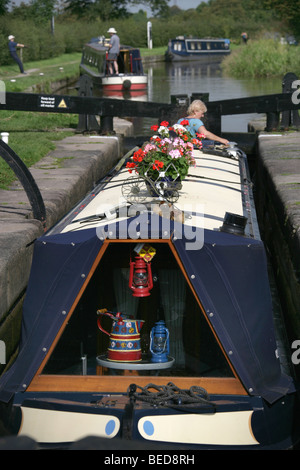 East Cheshire, Inghilterra. Canal Boat in transito attraverso il territorio della Macclesfield Canal a Bosley si blocca. Foto Stock