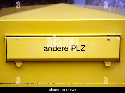 Postbox giallo della Deutsche Post AG Foto Stock