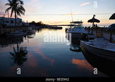 Marina per le barche private in chiave di maratona, Florida al crepuscolo. Foto Stock