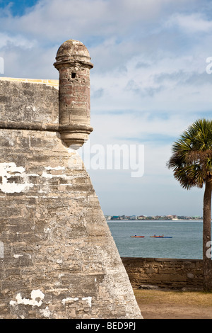 Bastione d'angolo del forte spagnolo, Castillo de San Marcos, fatto di unità in muratura coquina. Foto Stock