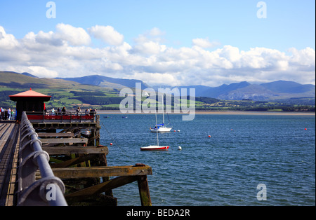 Menai Straits e Snowdonia da Beaumaris Anglesey North Wales Foto Stock