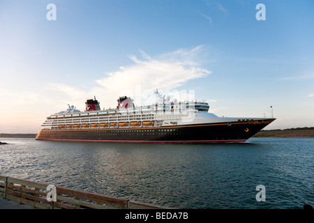 Walt Disney Cruise Ship chiedo di lasciare la porta a Cape Canaveral, in Florida intitolata ai Caraibi Foto Stock