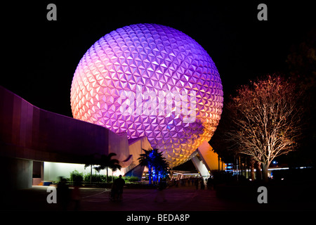 Astronave terra della sfera geodetica di notte presso il Walt Disney World, Florida, Stati Uniti d'America Foto Stock