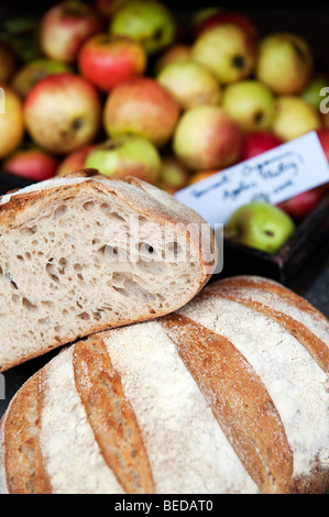 Pane di pasta acida e mele biologiche per la vendita nel cuore Buchanan deli nel West End di Glasgow, Scozia. Foto Stock