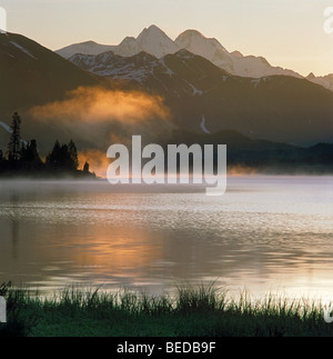 Misty derivanti sul lago Yazevoye e Monte Belukha. Montagne di Altai, Kazakistan Foto Stock