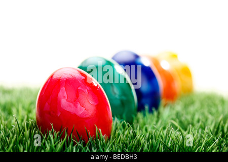 Colorate le uova di pasqua di erba Foto Stock