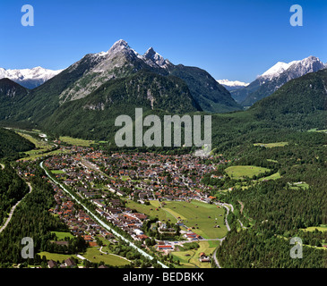 Fotografia aerea, Mittenwald con Mt Ahornspitze, Isartal Valley, Alta Baviera, Germania, Europa Foto Stock