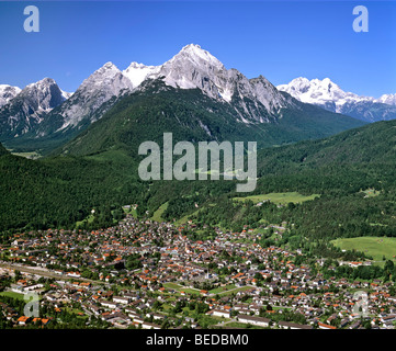 Fotografia aerea, Mittenwald con Mt Ahornspitze, Isartal Valley, Alta Baviera, Germania, Europa Foto Stock