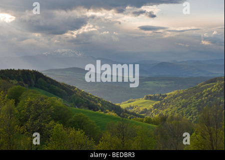 Vista verso la montagna di Monteneve con un avvicinamento temporale, Bucklige Welt, Austria Inferiore, Austria, Europa Foto Stock