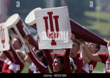 Ui cheerleaders tifo durante un'Indiana University gioco di calcio. Foto Stock