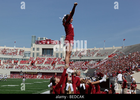 Ui cheerleaders durante un'Indiana University gioco di calcio. Foto Stock