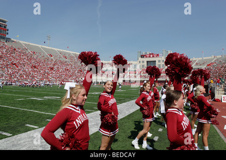 Ui cheerleaders durante un'Indiana University gioco di calcio. Foto Stock