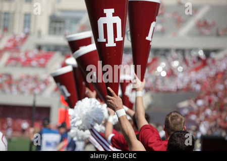 Ui cheerleaders durante un'Indiana University gioco di calcio. Foto Stock