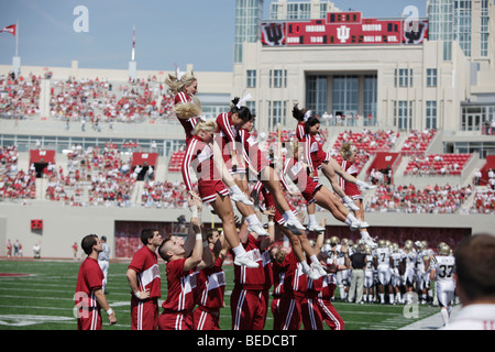 Ui cheerleaders durante un'Indiana University gioco di calcio. Foto Stock