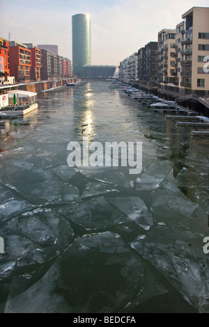 Ghiaccio sul fiume Main a Westhafen Frankfurt Harbour, Francoforte Hesse, Germania, Europa Foto Stock