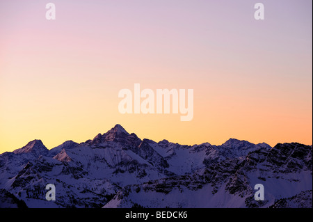 Vista panoramica sulle cime del Monte Hochvogel, al tramonto, Allgaeu Alpi, Tirolo, Austria, Europa Foto Stock