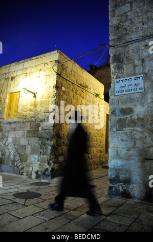 Ebreo ortodosso nel quartiere ebraico di Gerusalemme, Israele, il Vicino Oriente, Orient Foto Stock