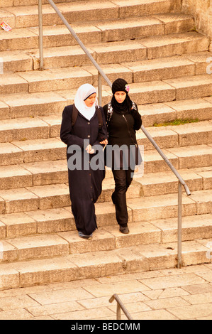 Due giovani donne velate al di fuori porta di Damasco nel quartiere musulmano, Gerusalemme, Israele, il Vicino Oriente, Orient Foto Stock