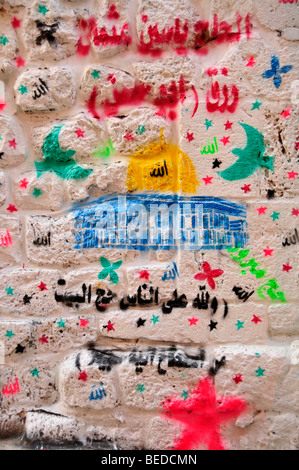 Graffiti con una foto della Cupola della roccia su un muro di casa nel quartiere musulmano di Gerusalemme, Israele, il Vicino Oriente, Orie Foto Stock