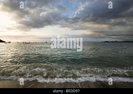 La costa del Pacifico incontra la costa vulcanica al tramonto in Playa Ocotal e nella provincia di Guanacaste in Costa Rica. Foto Stock