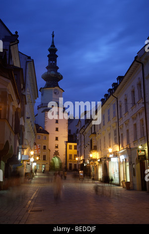 Saint Michaels torre illuminata di notte, Bratislava, Slovacchia Foto Stock