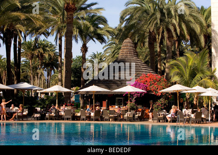 Piscina in un giardino di palme, Design Hotel Palm Beach, Gran Canarie, Isole Canarie, Spagna, Europa Foto Stock