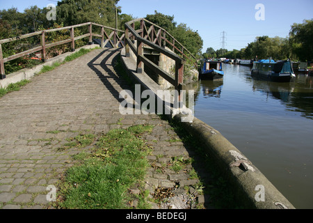 Villaggio di Poynton superiore, Inghilterra. Il Footbridge a Nelson Pit nella Marina di Poynton superiore. Foto Stock