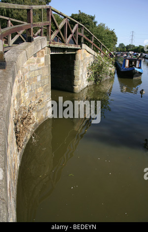 Villaggio di Poynton superiore, Inghilterra. Il Footbridge a Nelson Pit nella Marina di Poynton superiore. Foto Stock