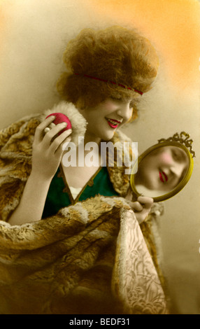 Fotografia storica, moda donna tenendo un specchio, intorno al 1920 Foto Stock