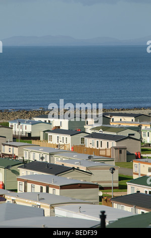 Righe di statica roulotte parcheggiate in un caravan park su Cardigan Bay costa vicino a Blaenau Ffestiniog Gwynedd north Wales UK Foto Stock