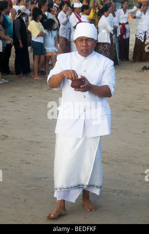 Sacerdote a un funerale tradizionale in Bali Indonesia Foto Stock