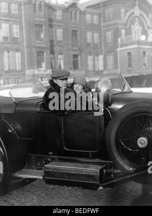 Fotografia storica, matura in un'auto d'epoca, intorno al 1920 Foto Stock