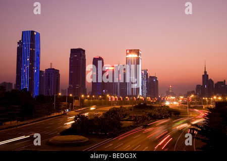 Sera cityscape, moderna città business in Cina - Shenzhen. Strada principale Shennan Da Dao con grattacieli, luci, traffico, neon. Foto Stock