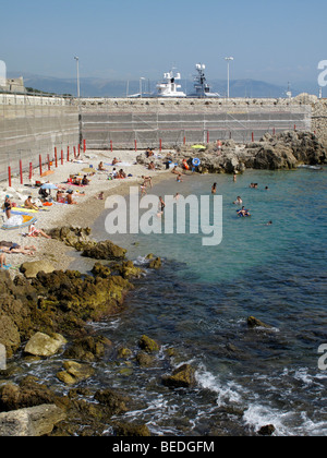 Vista generale di Plage De La Gravette beach in Anitbes sulla Costa Azzurra nel sud della Francia Foto Stock