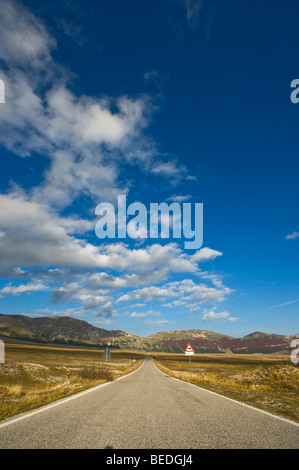 Non finisce mai di strada, strada di montagna del Gran Sasso d'Italia, Abbruzzies, Abruzzo, Italia, Europa Foto Stock