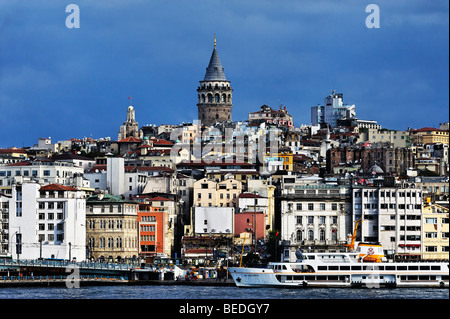 Una vista del west (Bosforo) lato del ponte Galata e Torre Galata. Foto Stock