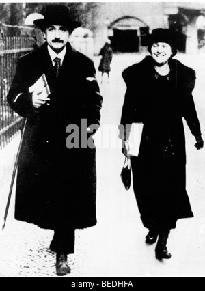 Il Professor Albert Einstein con la moglie Elsa a Parigi, Francia Foto Stock