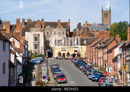 Vista inferiore su Broad Street Ludlow Shropshire England Regno Unito Foto Stock