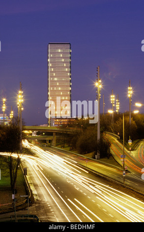 Mittlerer Ring Road ed il grattacielo, Monaco di Baviera, Germania, Europa Foto Stock