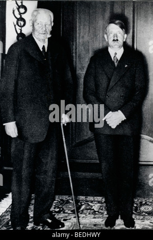 Jan 10, 1933; Berlino, Germania; la Germania Reich Presidente Paul von Hindenburg (L) accetta di ADOLF HITLER come cancelliere della Germania su Foto Stock