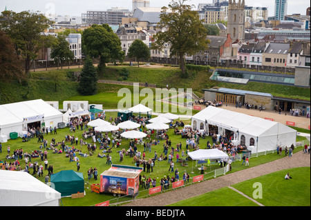 Vista su grandi formaggi inglesi sito del Festival nei giardini del Castello di Cardiff South Wales UK Foto Stock