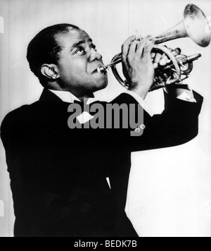 Ritratto di Louis Armstrong a suonare la tromba Foto Stock