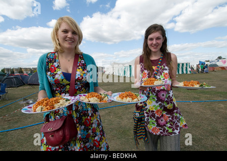 Clima Camp 2009 Blackheath. Due giovani donne che portano le piastre del pranzo vegano. Foto Stock