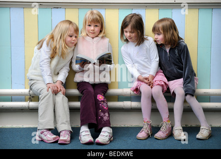 Un gruppo di quattro ragazze leggendo la Bibbia insieme ad una scuola domenicale di Regno Unito Foto Stock